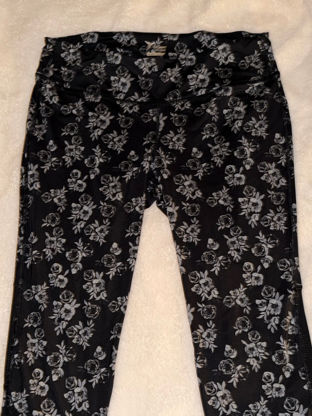 Old Navy Activewear | XL Black & White Rose patterned Leggings - Picture 3 of 3